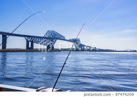 Fishing on the quay of Tokyo Bay [ image of outdoor leisure ] 97474209