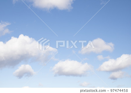 晴天蓬鬆的雲彩 晴天蓬鬆的雲彩 97474458