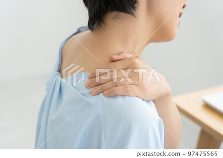 一個肩膀僵硬的女人 97475565