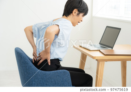 抱著腰的女人 97475619