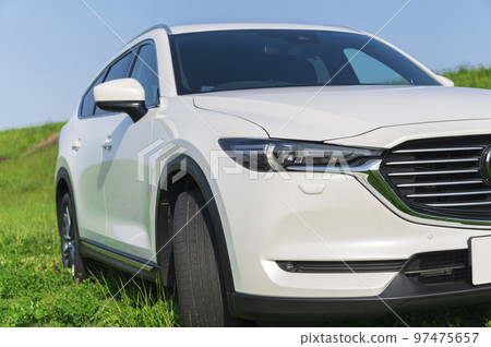 white SUV type passenger car 97475657