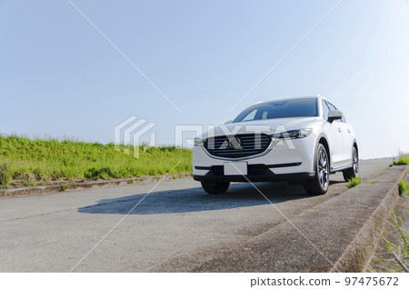 白色SUV型乘用車 97475672