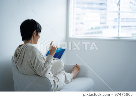 一個女人與一台平板電腦 97475803