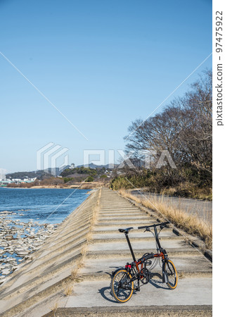 Folding bicycle (Kisogawa Riverbed, Inuyama City, Aichi Prefecture) Folding bicycle (Kisogawa Riverbed, Inuyama City, Aichi Prefecture) 97475922
