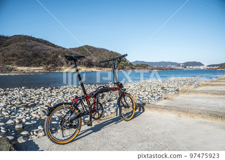 Folding bicycle (Kisogawa Riverbed, Inuyama City, Aichi Prefecture) Folding bicycle (Kisogawa Riverbed, Inuyama City, Aichi Prefecture) 97475923