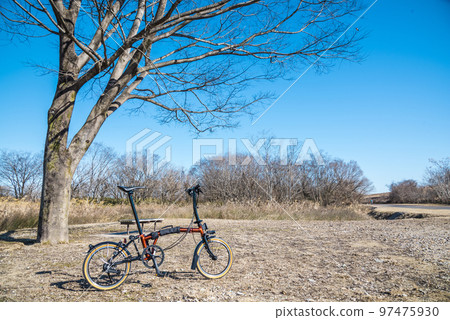 Folding bicycle (Kisogawa Riverbed, Konan City, Aichi Prefecture) 97475930
