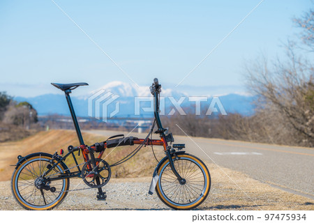 Folding bicycle (Kisogawa Riverbed, Ichinomiya City, Aichi Prefecture) 97475934