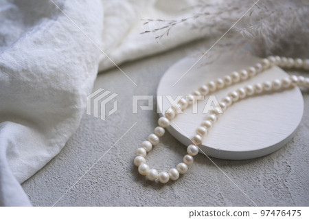 image of pearl necklace 97476475