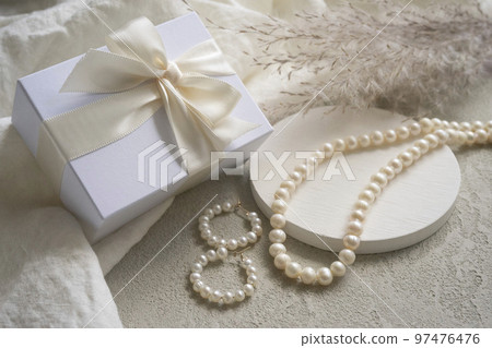 gift box and pearl accessories 97476476