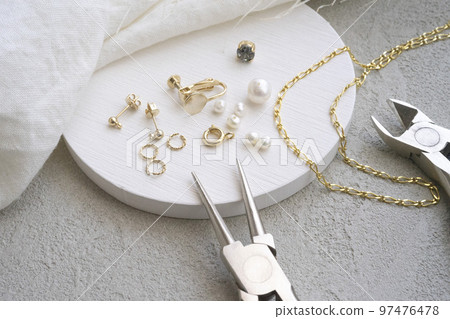 製作手工飾品 97476478