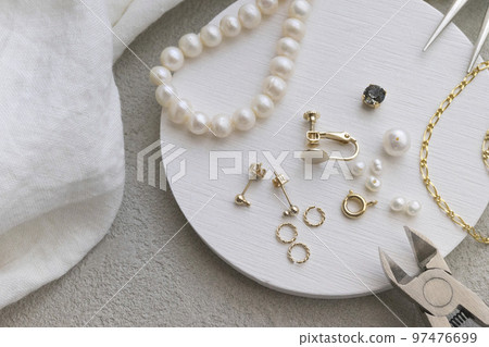 Accessory parts on the tray Accessory parts on the tray 97476699