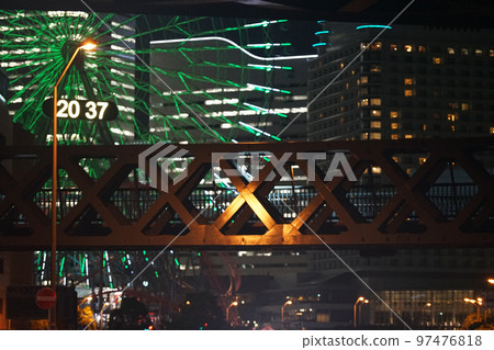 橫濱港未來大樓和人行天橋的夜景 橫濱港未來大樓和人行天橋的夜景 97476818
