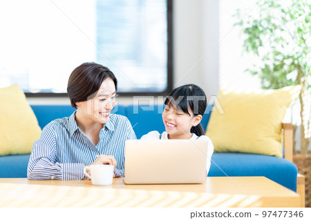 在客廳學習編程的女孩 在客廳學習編程的女孩 97477346
