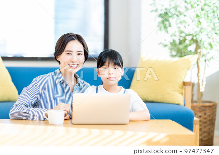 在客廳學習編程的女孩 97477347