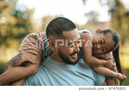 Dad and daughter spening time together in the park 97478801
