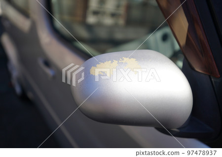 Scratches on automobiles (door mirrors) 97478937