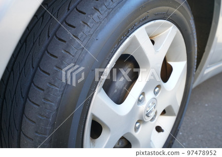 Scratches on automobiles (wheels) 97478952