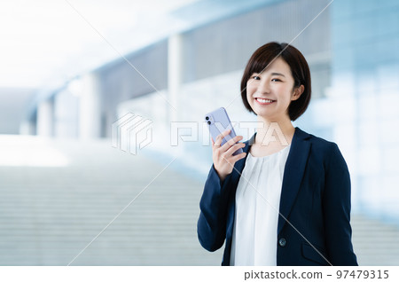 在辦公室工作的年輕女商人 97479315