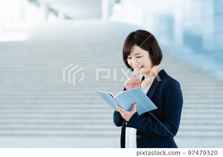 在辦公室工作的年輕女商人 在辦公室工作的年輕女商人 97479320