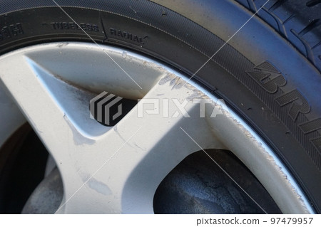 汽車（車輪）上的划痕 97479957