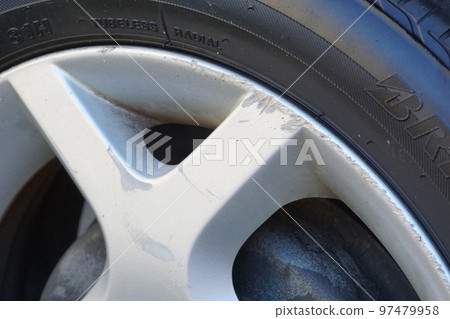 Scratches on automobiles (wheels) 97479958