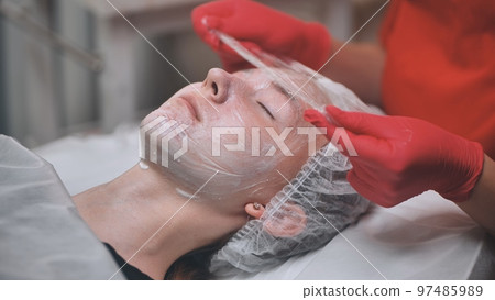 The process of hydrating problem skin with a plastic film. The process of hydrating problem skin with a plastic film. 97485989