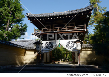京都市北區紫野龍勝寺門秋色的大德寺 97488147
