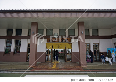 冬季,日本兵庫縣豐岡市城崎溫泉站前 冬季,日本兵庫縣豐岡市城崎溫泉站前 97488586