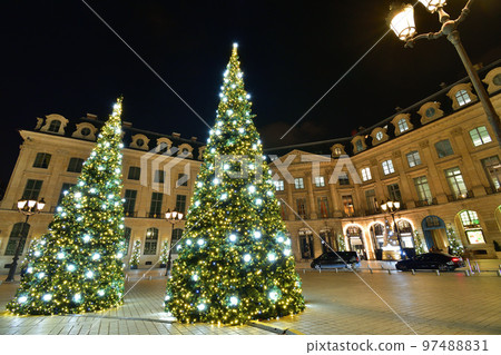 法國巴黎。旺多姆廣場上的聖誕燈飾。拍攝於 2022 年 12 月 12 日。 97488831