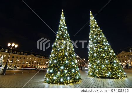 法國巴黎。旺多姆廣場上的聖誕燈飾。拍攝於 2022 年 12 月 12 日。 97488835