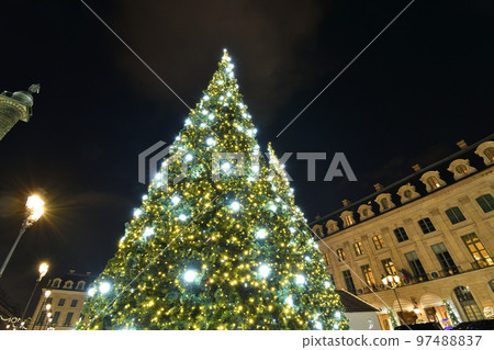 法國巴黎。旺多姆廣場上的聖誕燈飾。拍攝於 2022 年 12 月 12 日。 97488837
