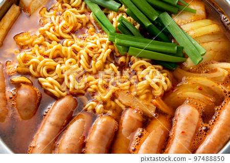 Budae jjigae（部隊jjigae）。有香腸、拉麵等的人氣韓國火鍋。 97488850