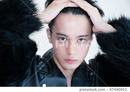 畫肖像的酷年輕人 97490952