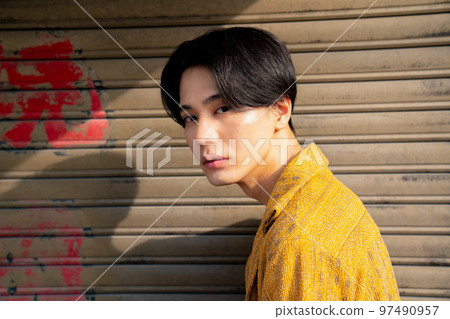 Cool men's street snaps, young men, bright portraits 97490957