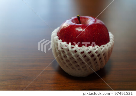 鮮紅的富士蘋果作為禮物 鮮紅的富士蘋果作為禮物 97491521