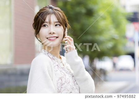 一個在城市裡用智能手機聯繫的女人 97495882