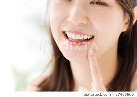 做牙科護理的女性 97496609