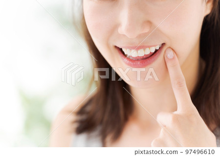 做牙科護理的女性 做牙科護理的女性 97496610