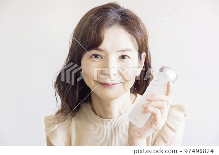 Middle-aged woman with cosmetics Beauty, beauty image 97496824