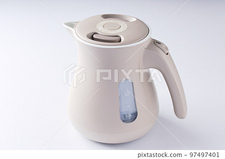 米色水壺 | 白色背景 97497401
