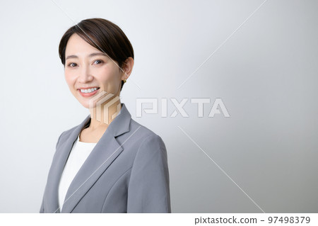 一位穿著西裝看著相機的易於使用的女商人 97498379