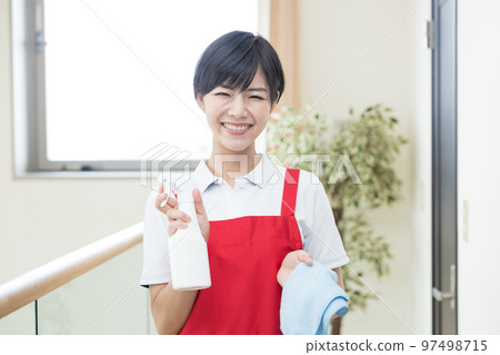 Woman A woman who wipes clean 97498715