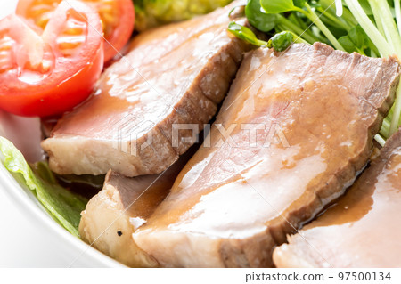 烤牛肉沙拉特寫。 烤牛肉沙拉特寫。 97500134