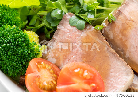 烤牛肉沙拉特寫。 烤牛肉沙拉特寫。 97500135
