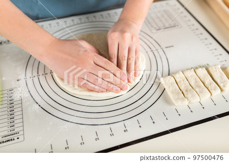 Using the kitchen silicone baking mat in the cooking process 97500476