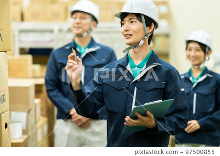 A worker who checks inventory in a warehouse 97500855