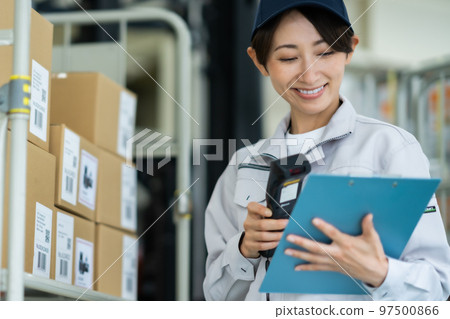 工作人員使用手持終端掃描庫存 工作人員使用手持終端掃描庫存 97500866