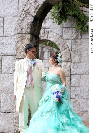 穿著婚紗和燕尾服的新娘和新郎，中年婚姻的婚紗照 97501337