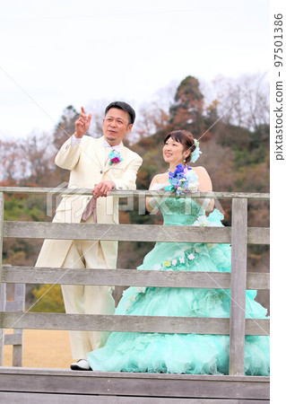 穿著婚紗和燕尾服的新娘和新郎，中年婚姻的婚紗照 97501386