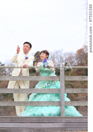 穿著婚紗和燕尾服的新娘和新郎，中年婚姻的婚紗照 97501388